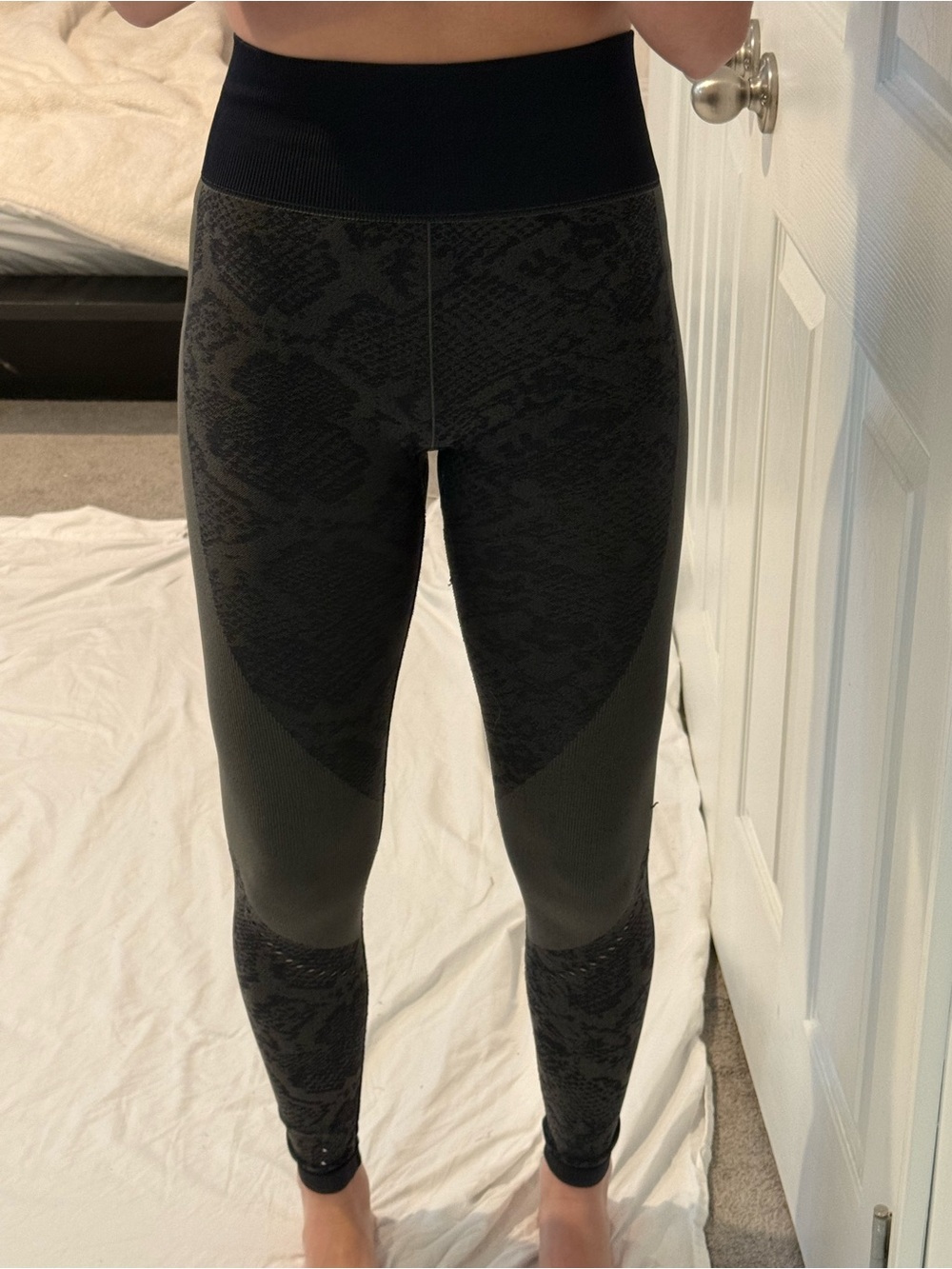 Seamless Black Snake-Texture Reptile Leggings